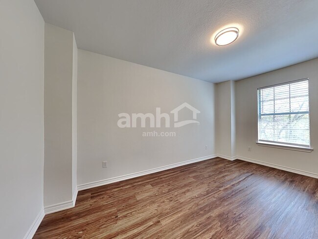 Building Photo - 315 Lakeside Dr