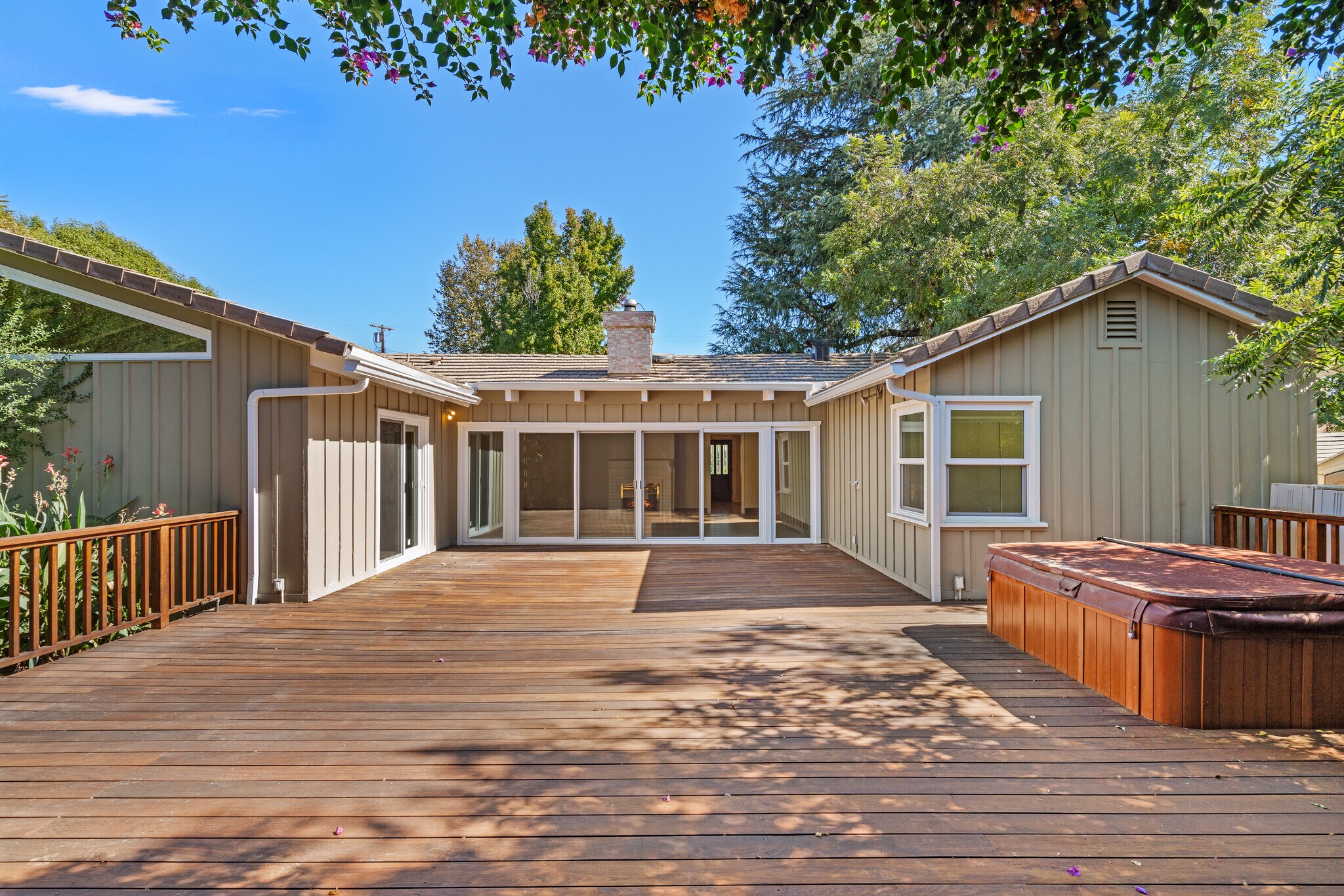 Building Photo - 8757 Encino Ave