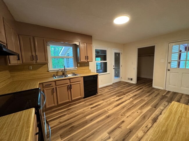 Building Photo - Well Maintained 3 Bedroom 2 Bath on a Private 1 Acre Lot