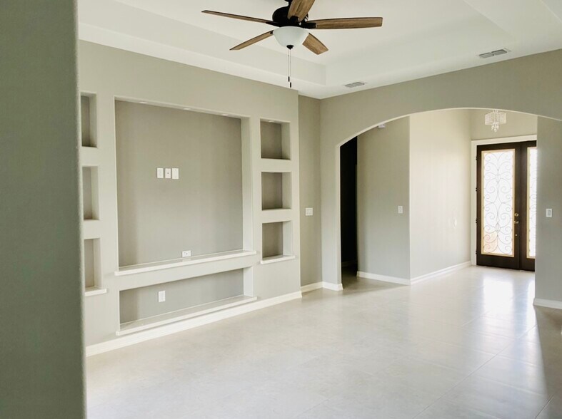 Building Photo - 3873 Tolosa St