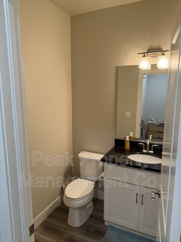 Building Photo - 2608 Kansas Dr