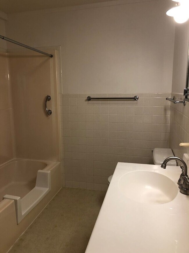 Building Photo - 3 bedroom, 2 Bath House Near University of...
