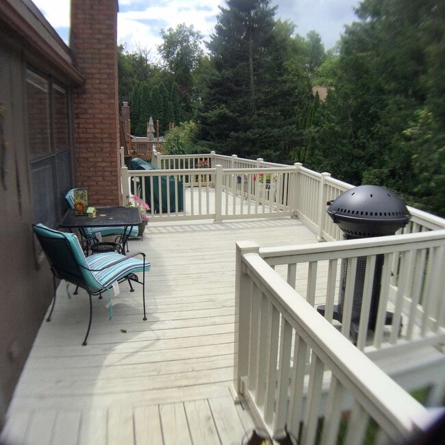 Building Photo - 201 W Oak St