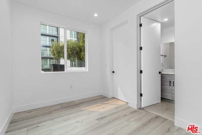 Building Photo - 522 Wilton Pl