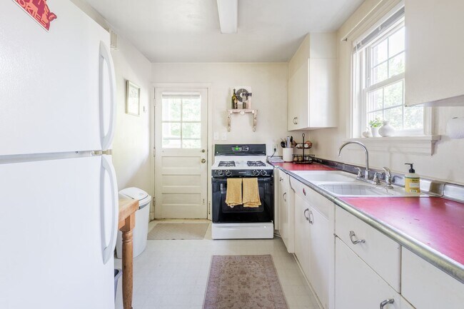 Building Photo - Great Two Bedroom apartment in the Museum ...
