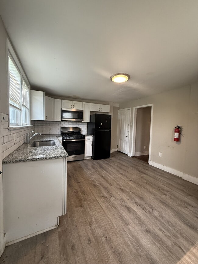 Building Photo - 272 Maple Ave