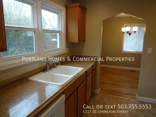 Building Photo - Charming Single Level Ranch-style House.