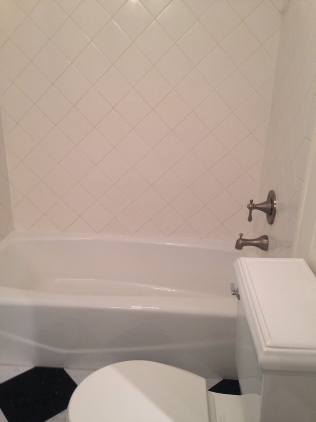 Building Photo - ABSOLUTELY DARLING 2 Bedroom  1 Bath DOWNT...