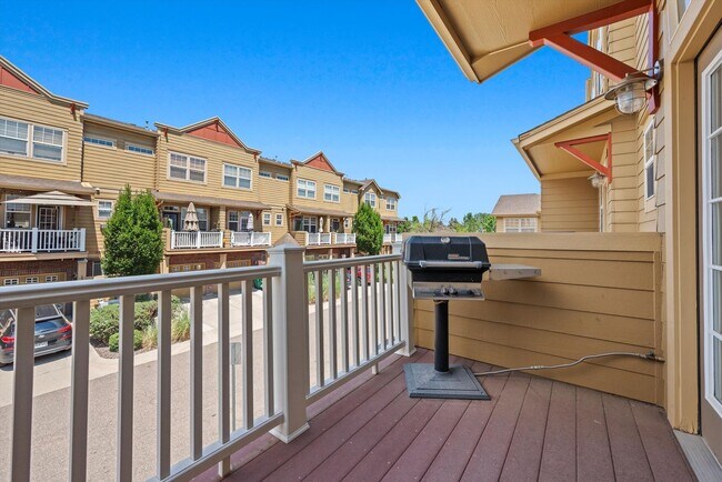 Building Photo - Comfortable Broomfield Townhome Close to Shopping & Trails
