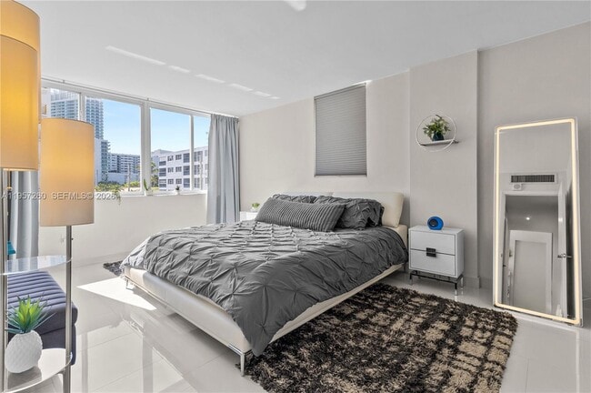 Building Photo - 1345 Lincoln Rd