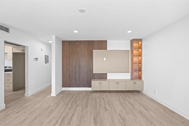 Building Photo - 204 Mansfield F