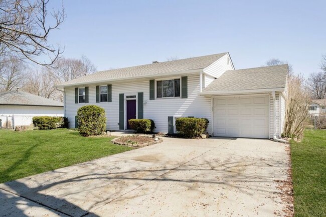 Building Photo - 3 Bedroom Home With Spacious Fenced Yard i...