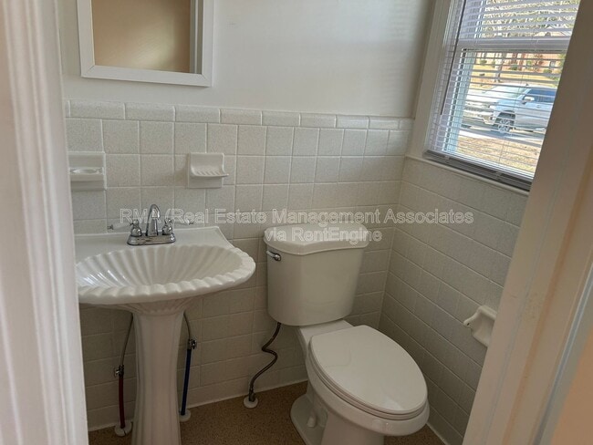 Building Photo - 216 Hillandale Dr