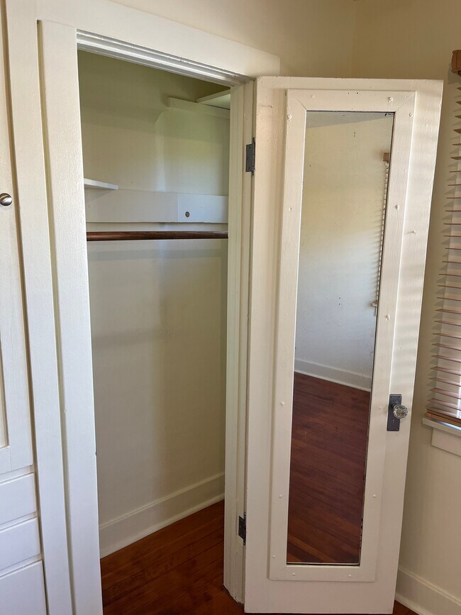 Building Photo - 135 E Ave 42