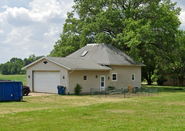 Primary Photo - 109 Elite St