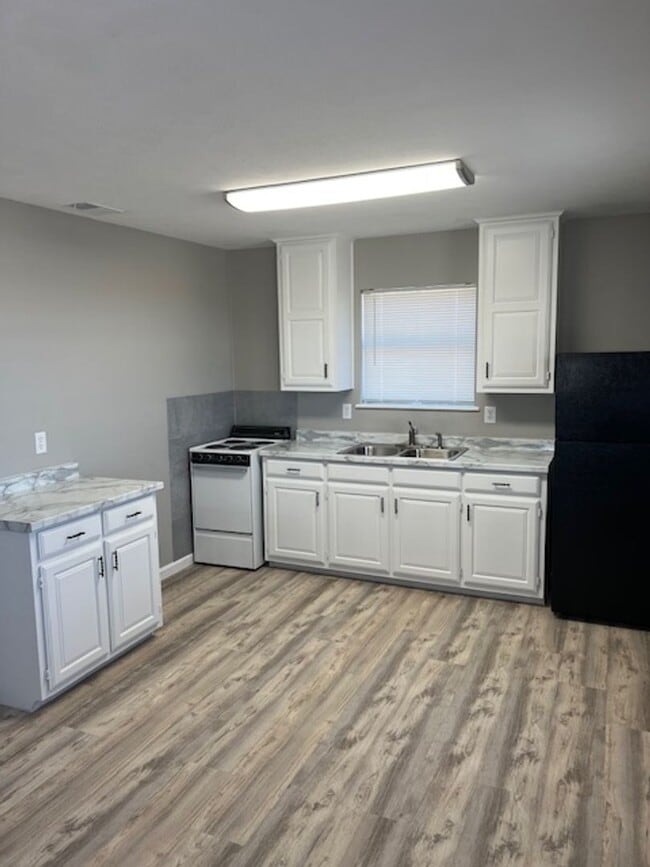 Building Photo - Recently remodeled 1/1 in the country. Horse stall available.