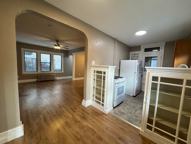 Building Photo - 2816 Broadway Ave