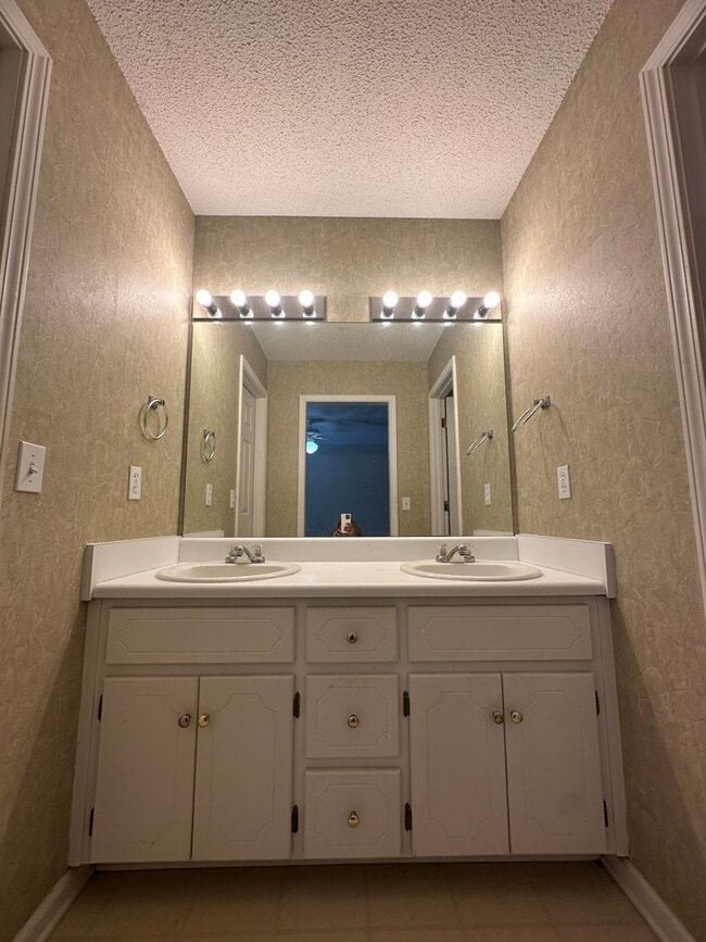 Building Photo - Dunwoody Subdivision