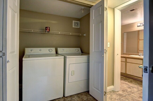 Building Photo - Fabulous Home!