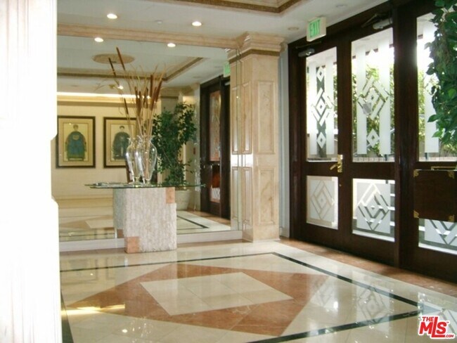 Building Photo - 121 N Almont Dr