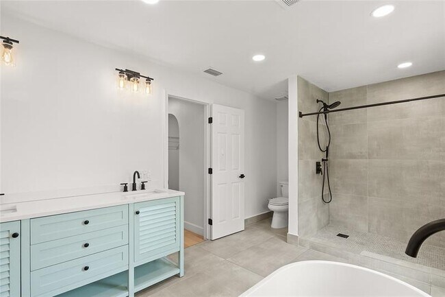 Building Photo - 5947 Ridge Lake Cir