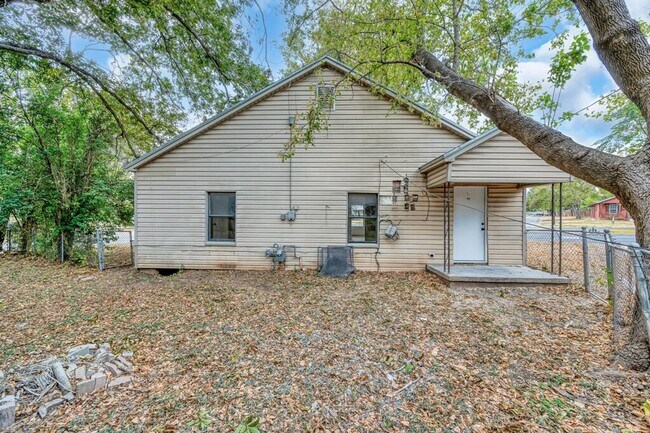 Building Photo - Well-maintained 2BD 1BA Home in Waco - Available in March!