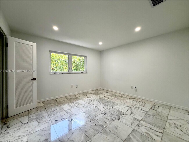 Building Photo - 4934 NW 94th Doral Pl