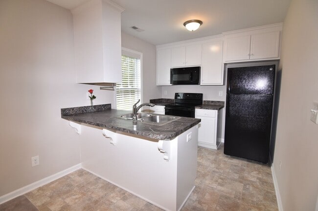 Building Photo - One Story Living 3 Bedroom 2 Bath Home