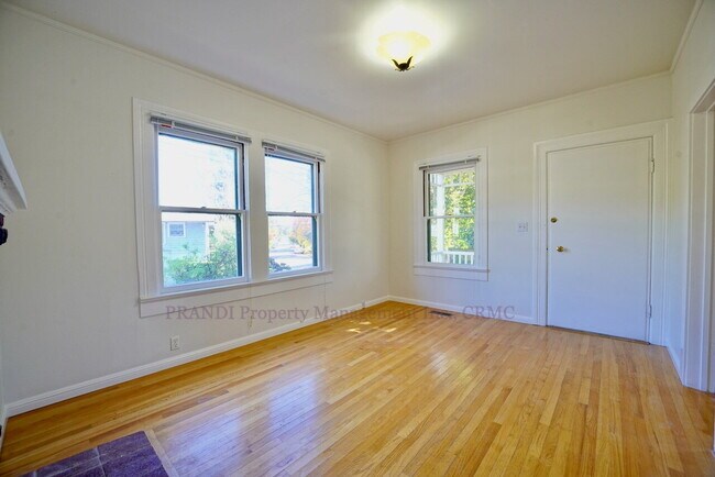 Building Photo - Victorian Style Home Close to Downtown