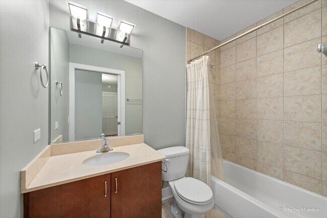 Building Photo - 873 N Larrabee St