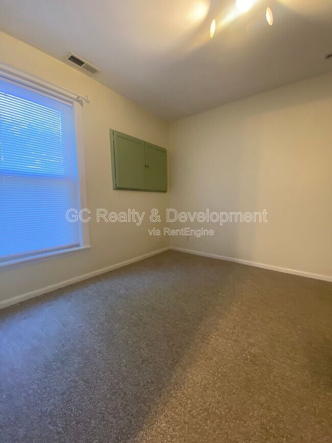 Building Photo - 2156 W Belle Plaine Ave