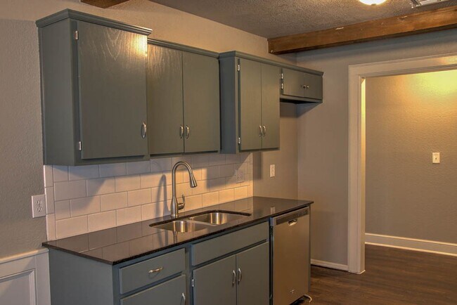 Building Photo - 3 Bedroom 2 Bath in Union Schools.  81st a...