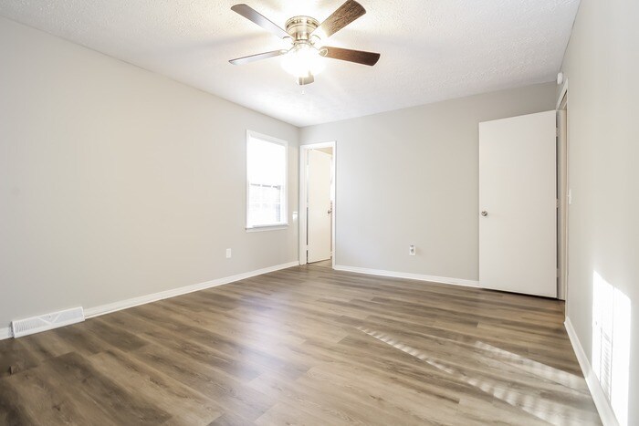 Building Photo - 121 Saratoga Dr