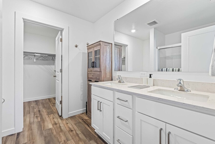 Building Photo - 8648 E Wishmore St