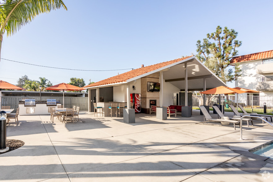 Poolside Lounge & Kitchen - Lucia