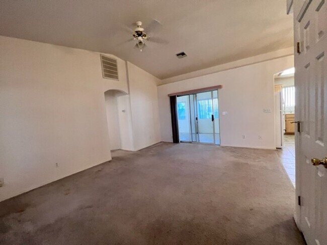 Building Photo - Silver Sands Community Home with fenced Yard 2BR plus bonus area