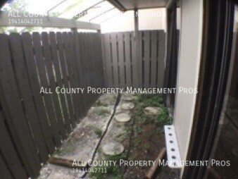 Building Photo - First Floor/Pet Friendly/Pool/GREAT Location