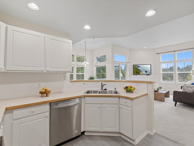 Building Photo - Available Now - 2 Bed/2 Bath End Unit Townhouse with Garage - Issaquah