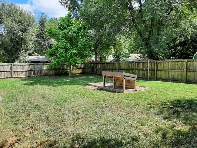 Building Photo - Very cute 2 Bedroom home on a corner lot f...