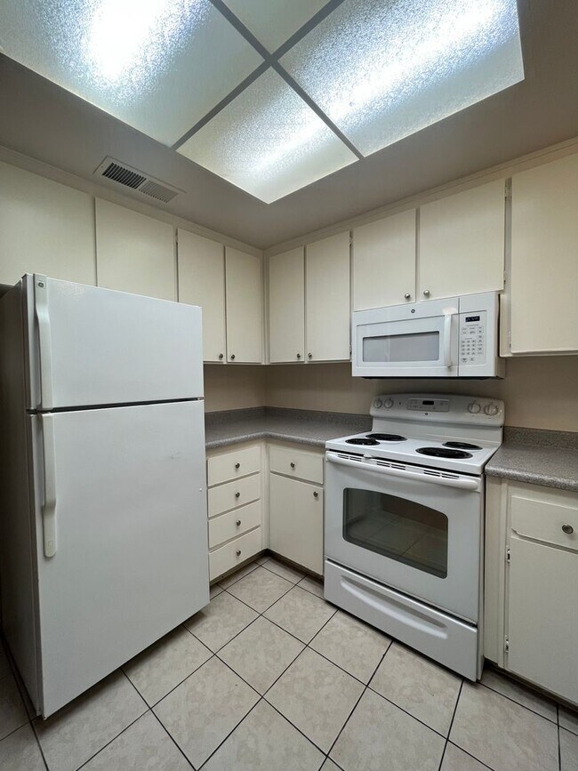 Building Photo - PURE Property Management Presents: Inviting single story two-bedroom condo in Rohnert Park!