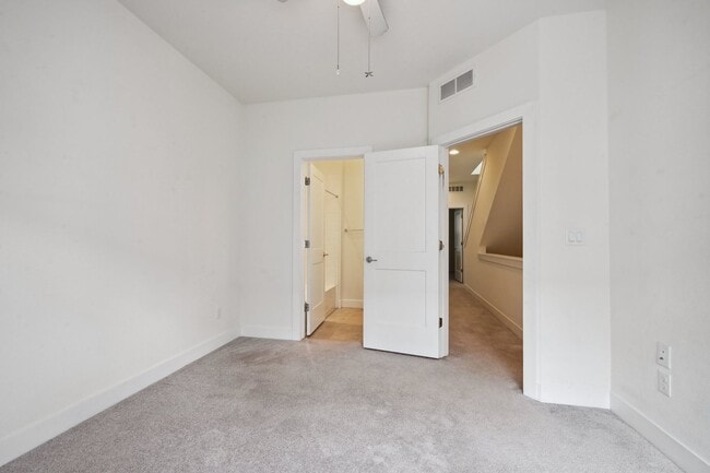 Building Photo - Great Townhome, Perfect Location! License #2023-BFN-0071747