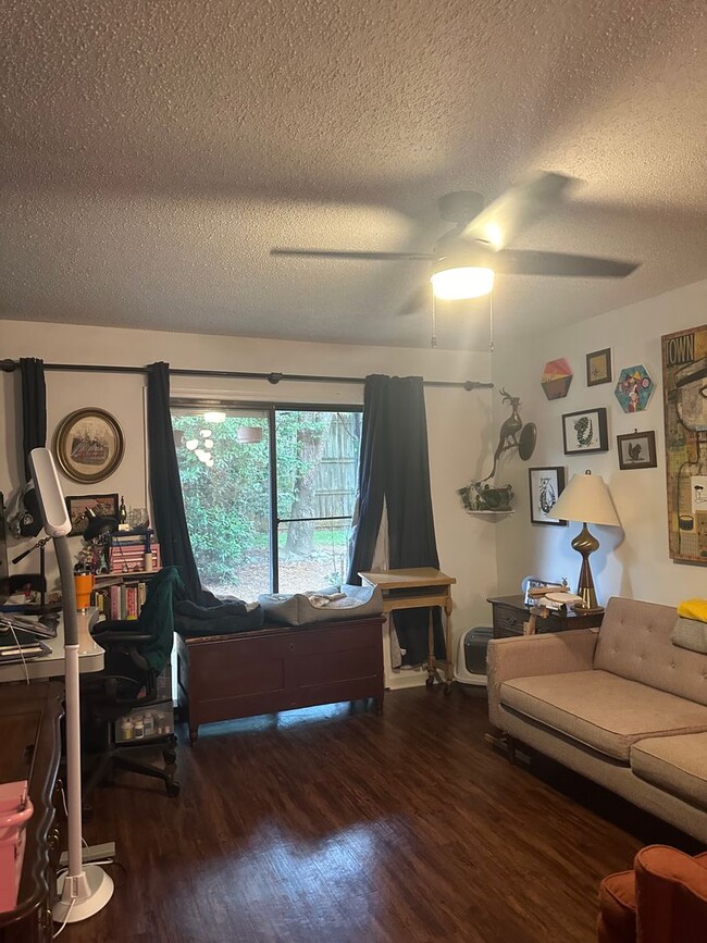 Building Photo - 2 bedroom, 1 Jack-and-Jill bath located on...