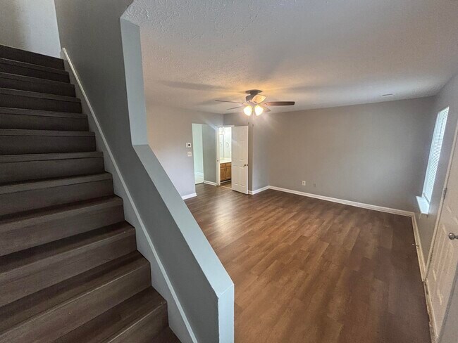 Building Photo - 210 Maple Leaf Ln