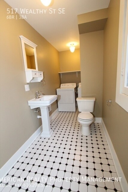 Building Photo - 517 Wealthy St SE