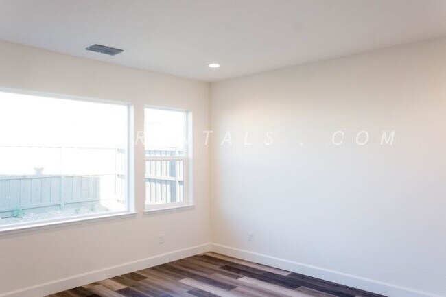 Building Photo - Ellis Neighborhood  | Spacious Single-Stor...