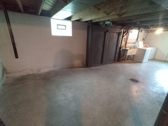Open space in basement for extra storage - 2202 Suffolk St