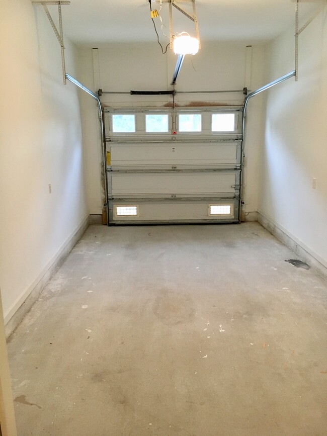 Building Photo - 133 Lakewood Dr