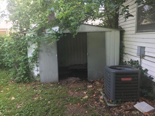 Building Photo - 3 bedrooms, 1.5 bath, close to Brookside restaurants, shopping and entertainment.