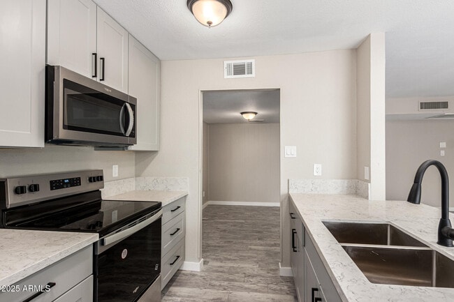 Building Photo - 600 E Bell De Mar Dr