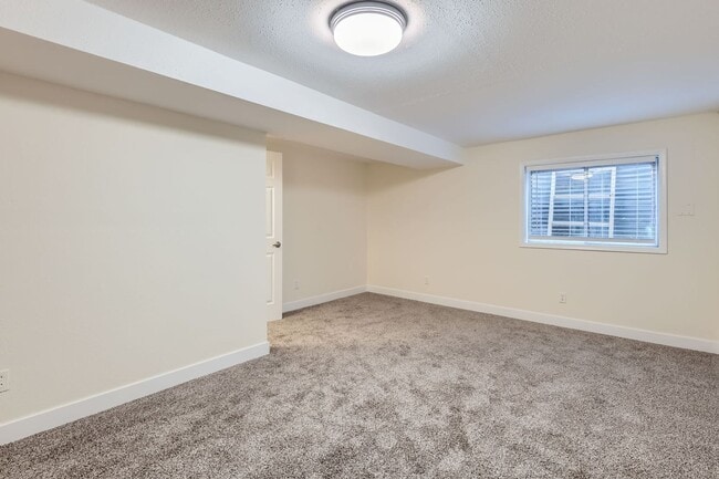 Building Photo - Bright & Updated 2-Bedroom Townhome with Bonus Basement Space in Lakewood!